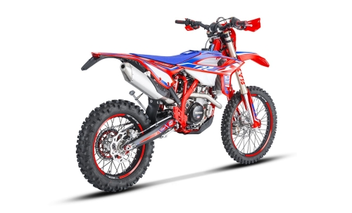 RR4T_my22_rear-04-min